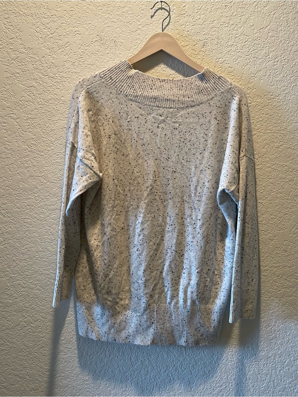 Land’s End women 100% cashmere heathered cream speckled v neck sweater, S 6-8 - Picture 2 of 11